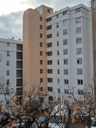 Rijeka | Zgrada iz 1977. | Toplinska izolacija korištenjem MIG-ESP® Exterior | 4.500 m² fasade – novo lice i nova zaštita. ---------------------- 📞 385 91 553 68 66 | ✉️ dkcentar@dkcentar.hr | 🌐 dkcentar.hr ---------------------- Stara fasada je dobila kompletno novo rješenje koje nije samo estetsko, nego i funkcionalno: MIG-ESP® Exterior je vanjski termo premaz koji osigurava toplinsku izolaciju i stabilniju temperaturu u objektu tijekom cijele godine. Kako to postiže? - Regulira grijanje i h