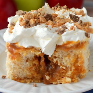 This CARAMEL APPLE POKE CAKE is the best!! And so easy too! https://www.wineandglue.com/caramel-apple-poke-cake/ | Simple Joy