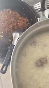 ข้าวต้ม หมูสับ ฝีมือแม่🤤 หมูสับ ไม่ใช่ หมูเด้ง! ข้าวยางยาง , หนึบหนึบ ไม่แยกข้าว กับน้ำจ๋องจ๋อง กระเทียมเจียว หอมไปถึง รังสิต คลอง4 โรยต้นหอม ผักชี ก็คือ #สลบข้างถ้วย 🥣 | Ohnsri1000