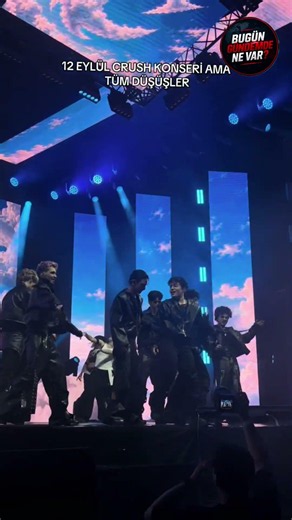 CRUSH'ın İlk Konserindeki Düşme Anları Tek Videoda! İşte Sahnede Yaşanan Kazalar.