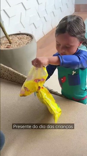 Abrindo presente #diadascrianças #brinquedos #piscina