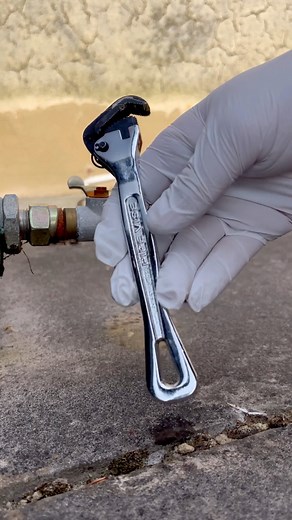 360K views · 3K reactions | Changing a oil filter using the micro 5 from pipevise  #asmr #asmrsounds #plumbing #toolbag #pipes #tools #cleancopper #plumbertools #pressfit #soldering #copper #handtools #work #diy #howto #plumber | Mmplumber | Facebook