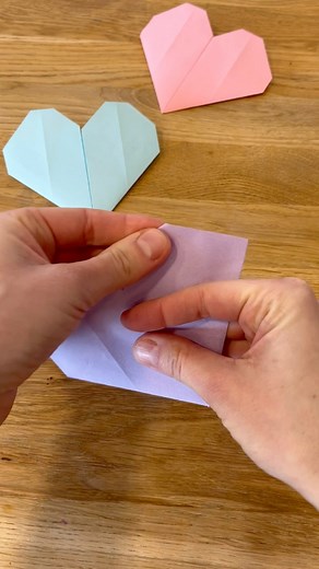 31K views · 90 reactions | Jednoduché origami srdce z papíru třeba jako dárek pro babičku  Tohle srdíčko zvládne už prvňáček. #sdrce #darek #valentyn #tvorimesdetmi #tvoreni #tvoreniprodeti #aktivityprodeti #zabavaprodeti #zpapiru #origami | Zabav.dite | Facebook