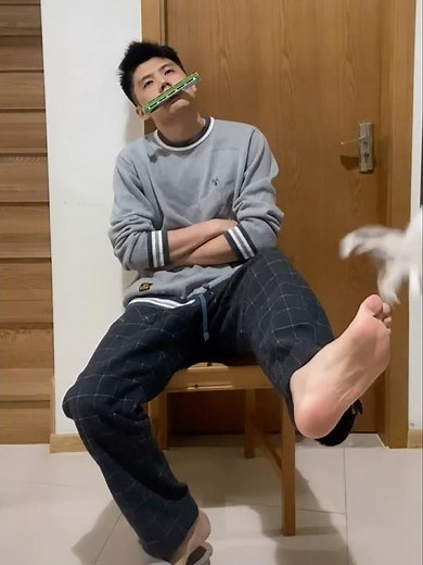 小哥搔腳底板挑戰 #Tickling #挠脚心