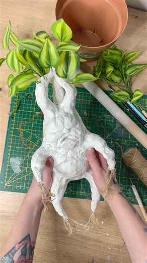 🩷 Julie : DIY ✿ Deco ✿ Pop culture on Instagram: "🍃 DIY Mandragore Harry Potter🍃 . Si vous me suivez depuis longtemps vous savez que l’univers d’Harry Potter m’a toujours inspirée et j’ai déjà réalisé plusieurs DIY sur ce thème. . J’ai donc eu envie de lancer une nouvelle série de DIY inspirée de cet univers et ce n’est que le début !✨ Dans ce DIY je vous montre comment j’ai réalisé cette mandragore avec un petit budget d’une dizaine d’euros. Matériel utilisé (tout vient de chez @action.franc