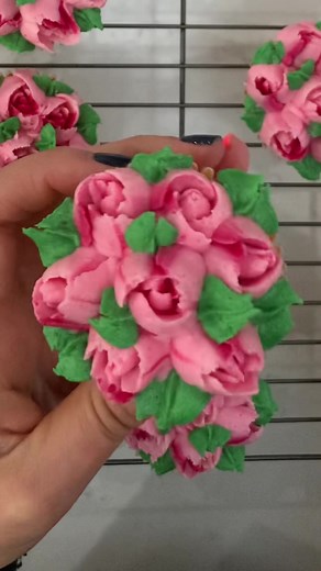 Buttercream flowers 💐 #cupcakesoftiktok #buttercreamflowers #prettycupcakes #cakedecorating #cupcaketutorials #cupcakevideo #foryou #bespoke #natashaallwoodcakes #cupcakeinspo #cakeartist