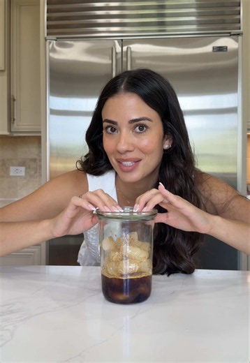 Apenas mel, canela, leite e café 🤤 ele fica bem parecido com o do Starbucks! Ingredientes 👇🏻 2 colheres de sopa de mel Uma pitada de canela 2 shots de espresso Leite até preencher o copo #cafegelado #receita #rotina #café