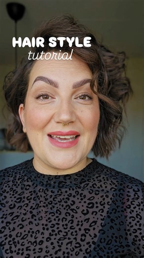 Seliha | professioneel make-up artist on Instagram: "Meer info 👇🏼👇🏼👇🏼👇🏼 Om direct de een aantal vragen te beantwoorden: 👉🏼Ja je haar voelt stroef aan na het gebruik van je texture spray. Dat is namelijk de bedoeling 😉 👉🏼Nee ik kan je niet vertellen hoeveel je aan moet brengen, elk haar is anders, probeer uit wat werkt voor jou. 👉🏼Nee de producten maken je haar niet vet. Volgorde van aanbrengen 👇🏼 1️⃣ @elevenaustralia_nederland I want body Texture spray (heel goed schudden voor g