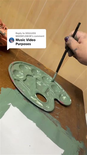 ￼ working on DIY greenscreen 💜