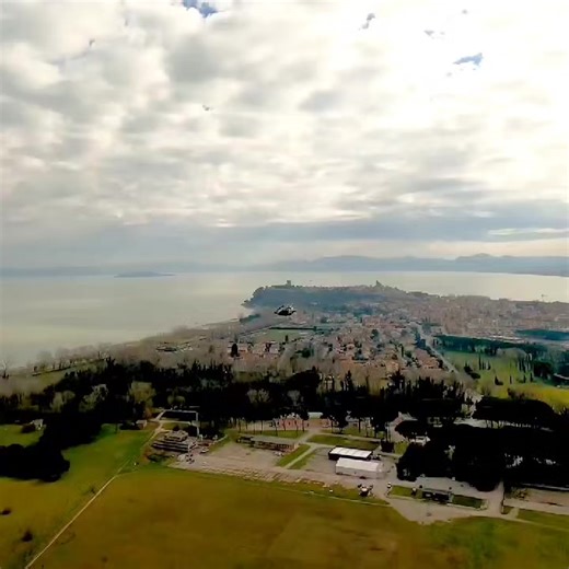 Emergency parachute deployment on a personal flying vehicle. 🪂 Enjoy the video? Don’t forget to subscribe to the channel and turn on notifications for more skydive adventure! 🪂 __@Jetsonaero 👍 Like | 💬 Comment | 🔄 Share #futuretech #parachute #jetsonone #evtol #flyingcar