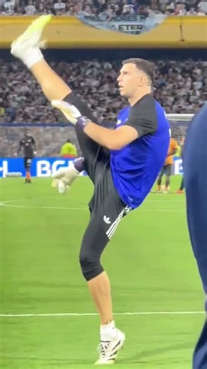Intense warm-up Emiliano ‘El Dibu’ Martínez, Argentina’s star goalkeeper 🇦🇷 #shortvideo #football