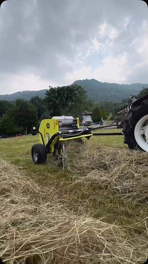 Watch MountainPress 550 TPL in action, our mini round baler designed to make hay baling cleaner, smarter, and more efficient. 🌾 Thanks to its side-drawbar configuration, the baler is towed alongside the tractor, meaning your wheels never run over the hay before it’s collected. No crushed forage, no waste, just clean pick-up and high-quality 20–22 kg mini round bales every 40 seconds. 💨 Perfect for compact tractors, MountainPress 550 TPL makes wrapped, breathable, and easy-to-handle bales witho