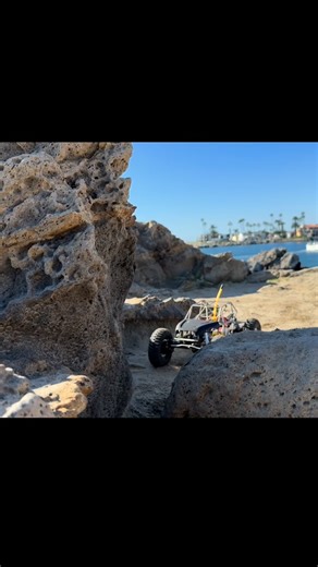 Sheref Hafez on Instagram: "Sunday funday on the rocks with @orangecoastcrawlers • Man…. I kinda vanished for a bit, new job and got super busy with the holidays. @tiprocustomrc MJ43 test and tune going down, Hopefully with the new year i’ll have more play time 🙏🏻 Team Driver @ie_rc Built to Last 👑 @reefs_rc Servo Power 💪🏻 @tiprocustomrc Ti Buggy Cages 💯 @hiper_esc 🧈 Dual Escape32 ESC’s 🐌 @cl_designs_pr Chassis/Transmissions 🔥 @hardlinekillers Crawler Fam 🙏🏻 #rccrawler #hardline #moon