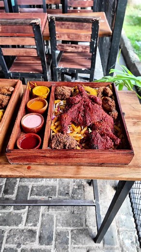 KIBRIEFCASE KAUKAU Jamani !Jamani!Jamani...katika harakati zetu za ubunifu wa chakula, Zebra tukavumbua kitu kipya kabisa....imagine ladha ya kibriefcase ije katika mfumo wa Kaukau (kfc), ukimaliza ku imagine, njoo uonje product yetu mpya ya Kibriefcase Kaukau....Tunaahidi hujawahi kula kuku crunchy wenye flavors tofauti kama wa product hii....na bei yake ni rahisiiiiiiii kama kawaida yetu:- 1.KIBRIEFCASE KAUKAU LARGE = 35,000 PACKAGE YA WATU 3 Inakua na Kuku Kaukau Mzima, lemon wings, Lemon Dru