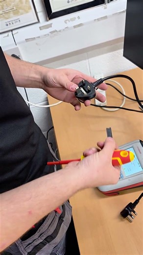 Everything on the desk tested ✅⚡Satisfying PAT testing ASMR helping keep workplaces safe & compliant