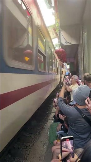 Avez-vous déjà vécu la rue du Train à Hanoi? Profitez de cette expérience maintenant