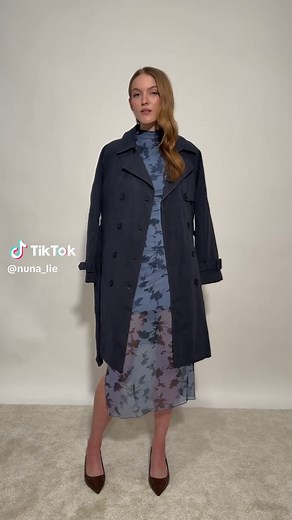Abito Floreale e Trench Blu: Look di Stile