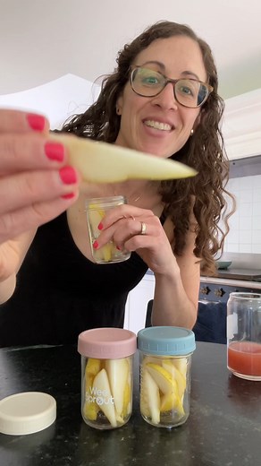 Learn how to store pears, both whole and sliced, for ultimate freshness to enjoy at home, pack in lunches, and serve as snacks—with no browning! https://www.yummytoddlerfood.com/how-to-store-apples/ | Yummy Toddler Food