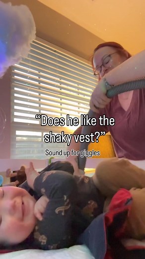 This vest is one of those pieces of equipment most people don’t really understand until they’ve seen it in action. It gently vibrates and shakes his chest to loosen mucus, help his airway stay clear, and make breathing easier something Jaxson really struggles to do on his own. It’s commonly used for cystic fibrosis, but it’s also incredibly helpful for kids like Jaxson with complex airways and weaker clearance. For him, it’s part of his daily routine: twice a day for 30 minutes, and honestly… it