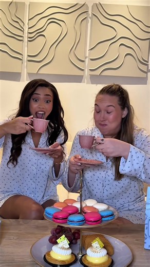 Annonse. Alle har vel fått med seg at den nye sesongen av Bridgerton er ute… my fav ☕✨ Så selvfølgelig hoster jeg en liten afternoon tea. Da dro jeg rett til @Ski Storsenter for å handle inn alt jeg trengte – fra søte fristelser til borddekking, alt man trenger til å sette stemningen. Du finner seriøst alt du trenger der. Det er faktisk en grunn til at det har vært favorittsenteret mitt i årevis 🤍🥺🫶 #bridgertonnetflix #afternoonteatime