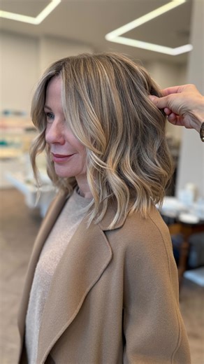 Simone Adams on Instagram: "Waschen - Legen - Föhnen und noch ein kleines bisschen mehr 💇🏼‍♀️ Es müssen nicht immer die großen & lauten Veränderungen sein, die uns erstrahlen lassen. In erster Instanz strahlen wir selbst und die Haare unterstreichen sanft unser Leuchten. Fabulous hair by @_dylus_ @arzudylus #hairjourney #blondebalayage #longbob #selflovejourney"