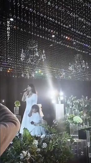 ✨ 被遗弃的女人携穿着小婚纱的女儿，静静走进前夫与新娘的婚礼现场，柔声唱出：“我想见见见见不到，我想忘忘忘忘不了。”那一刻，时光仿佛凝固，情感在歌声中流淌，温柔而伤感，直击人心。✨ #深情告白