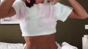 Deborah Secco completa 7 anos de casamento e faz dancinha