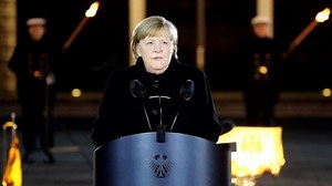 Tras 16 años en el poder, Angela Merkel se emocionó en su despedida