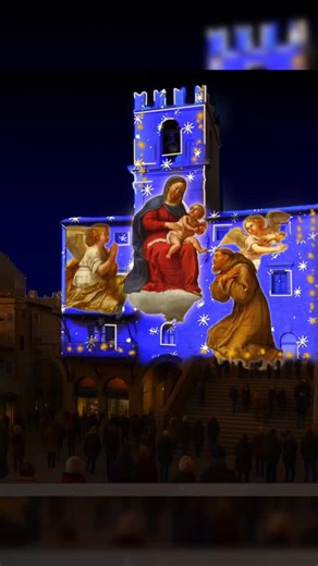 INAUGURAZIONE NATALE A CORTONA Sabato 6 dicembre ore 17, piazza della Repubblica Si accendono le luminarie, il video mapping dedicato a San Francesco anima le facciate dei palazzi del centro. La Sky Tower è stata già montata e sono stati effettuati i primi giri di prova, ultimi ritocchi anche per Santa Claus Virtual Express, lo speciale treno che «trasporta» grandi e piccini alla Casa di Babbo Natale. Sabato 6 dicembre dalle ore 17 si terrà la cerimonia di apertura degli eventi, in piazza della 