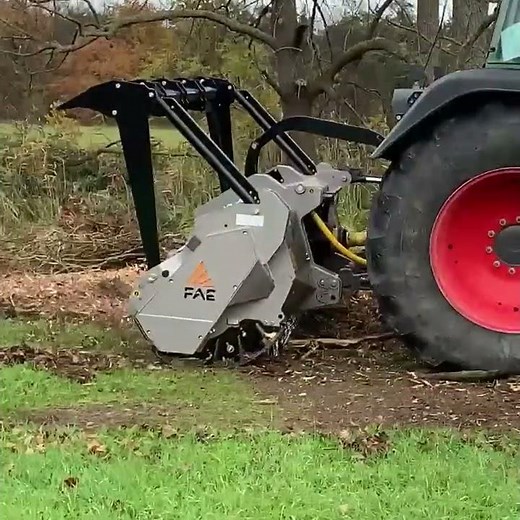 The FAE UMM/DT forestry mulcher with a Fendt 820 Vario