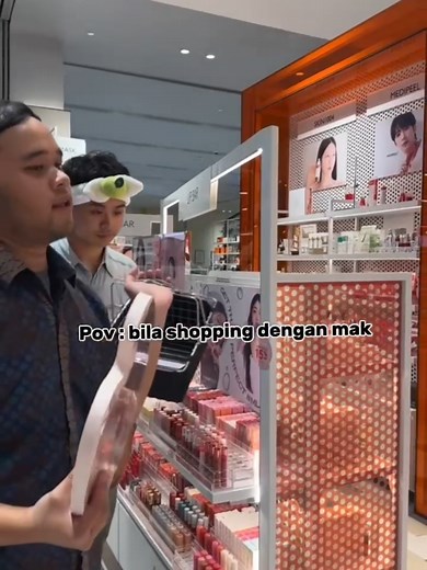 Discover the Latest K-Beauty Secrets with this Underwater Makeup Palette Set