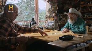 570K views · 11K reactions | En plena temporada invernal, Tom transforma pieles crudas en ropa y comparte su conocimiento con Jack usando métodos tradicionales.  Todo esto y más en tu pantalla de History #HombresDeMontaña | HISTORY | Facebook