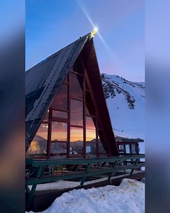 ❄️ Escape to Alaska’s Winter Wonderland! 🏔️✨ Imagine waking up in a cozy lodge surrounded by snow-covered peaks, stepping outside to crisp mountain air, and soaking in breathtaking views of Alaska’s untouched wilderness. 🐾🌲 Whether it’s an adventurous day of dog sledding or a quiet evening by the fire, Alaska’s winter lodges are the perfect retreat for anyone seeking magic in every moment. 🔥 Why you’ll love it: Watch the northern lights dance across the sky 🌌 Explore trails blanketed in fre