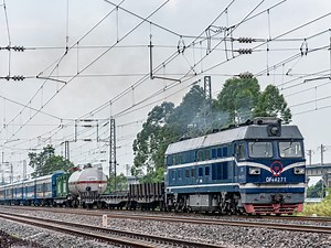 【宁局工程宿营车】DF4C-4271牵引57022于湘桂线金鸡村站发车,交汇HXD1C-0029牵引的40021