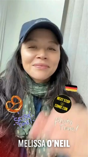 Der Montag ist gerettet! 🔥💙 Die zauberhafte Melissa O’Neil @missoneil – eure Lucy Chen aus The Rookie – schickt euch eine Videobotschaft direkt aus ihrem Herzen! Wenn Melissa so strahlt, wissen wir: Dortmund steht ein unvergessliches Wochenende bevor! 💫 Zeigt ihr eure Liebe in den Kommentaren – wie sehr freut ihr euch darauf, sie endlich live zu treffen? 🙌💫 Sichert euch noch eure Tickets für Melissa O’Neil! Hier geht’s direkt zu ihrem Shop: https://www.eventbrite.de/e/melissa-oneil-german-f