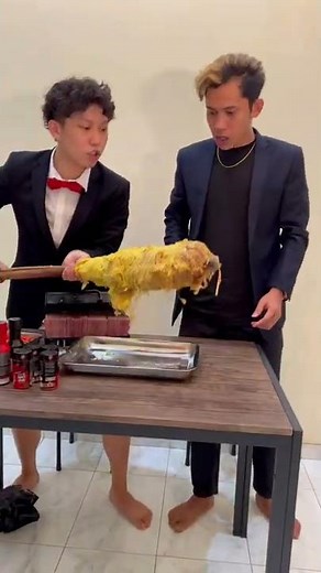 Mukbang telur gulung pedas terbesar