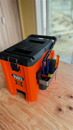 Yosuke Sato on Instagram: "@kleintools_japan_official KLEIN TOOLS 54824MB MODBOX ハイブリッドツールボックス 54814MB MODBOX ツールキャリアレールアタッチメント パックアウトのように ツールボックス同士を連結🧰 両サイドにサイドレールがあり オプションパーツが付けれます！ 道具がより整理しやすく😎👍 #kleintools #クラインツールズ #modbox #toolbox #荷室イジラー #大工 #工具 #腰袋 #ハイコーキ #packout #toolbelt #carpenter #tools"