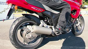 TDM850の開発コンセプトは「King of Mountain Road」 ヨーロッパの石畳からアウトバーン、そしてアルプス越えの曲がりくねった坂道を余裕で走り抜け、必要とあれば多少の未舗装路も難なく走破する、タフな心臓と強い足腰を持ったオールラウンドアスリート。それがTDＭの目指すところでした。 エンジンは、折からのラリーレイドの人気に乗って登場したXTZ750スーパーテネレの直列二気筒DOHC5バルブエンジンの排気量を、750ccから850ccに拡大して搭載。 余談ですがこのエンジンは、FZ750で始まった「GENESIS」の技術思想に基づく、前傾シリンダとダウンドラフト吸気という特徴のみならず、軸配置を直線から三角形にレイアウトして前後長を短縮するという、後のYZF-R1などのスーパースポーツモデルに不可欠のエンジン様式の元祖だったのですね。 当初は輸出専用だったTDM850、国内の二輪免許制度の改定により教習所で限定解除が出来るようになると、翌年から国内販売を開始して国内市場に多様な選択肢を提供。オールラウンドスポーツのコンセプトは国内市場でも受け入れられ、その後もTRX85