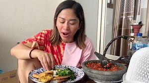 JAGAD MAYA LANGSUNG GEMPAR LIAT LAUKNYA OMAY!! NYAMBEL TERASI DAN SAYUR BAYAM!! SEGAR!! | Farida Nurhan