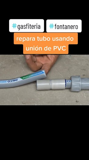 Cómo reparar un tubo usando una unión de PVC