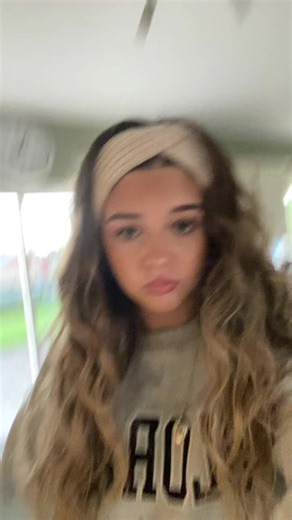 ozzy pretending his back legs don’t work 🙈