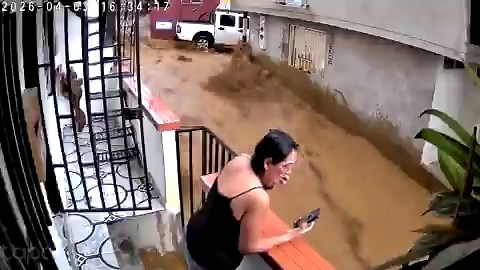 🔴 #Urgente Así se vio un hombre arrastrado por la corriente del barrio Manrique de Medellín. El hombre y una niña de 5 años fallecieron.