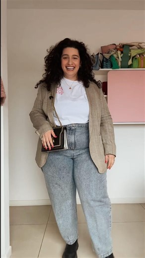 274K views · 21K reactions | Look para los que me dicen que me visto raro! Jajajaj. Que opinan de este estilo? Me re visto así igual沈 Blazer vintage Jean @airemolino Remera @giga.buenosaires Cartera escapealamor pero no encontre el ig梁 Seguime para mas looks y data de marcas con talles para todas! #outfitsargentina #vestiteconmigoargentina #modaplussize #moda #plussize #bodypositive #modaargentina #plussizearg #tallesgrandes #tallesinclusivos | Online Mami | Facebook