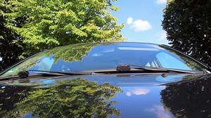 El capó dañado del motor del automóvil con muchas abolladuras por granizo muestra la importancia del seguro del automóvil y un seguro de valor de reemplazo contra los peligros de tormentas meteorológicas o las ventiscas de tormentas de granizo meteorológicas extremas