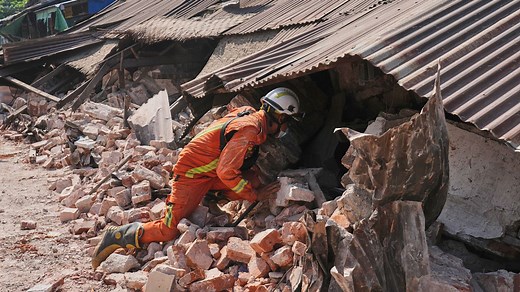 Βίντεο. Άνδρας ανασύρθηκε ζωντανός από τα ερείπια ξενοδοχείου στη Μιανμάρ πέντε ημέρες μετά τον σεισμό