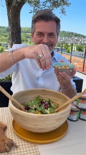 Ein frischer Salat braucht nicht viel - nur die richtige Prise..! 🤌🏻 #thomasanders #anderswuerzen