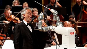 Video. Robot conductor shares stage with Italian tenor Andrea Bocelli
