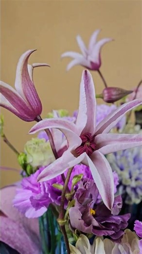 Colorful flower arrangement by Frédéric Dupré #floristry #floraldesign #flowerarranging #florist