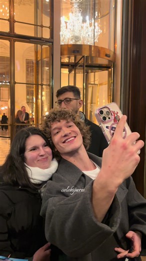 Connor Storrie et ses fans à Paris pendant la Fashion Week