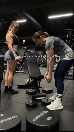Do your parents believe how strong you are?😂 #girlswholift #gymgirls #curls #bicepscurls #biceps #bicep #inclinecurl #streetlfiting #fyp #mumanddaughters